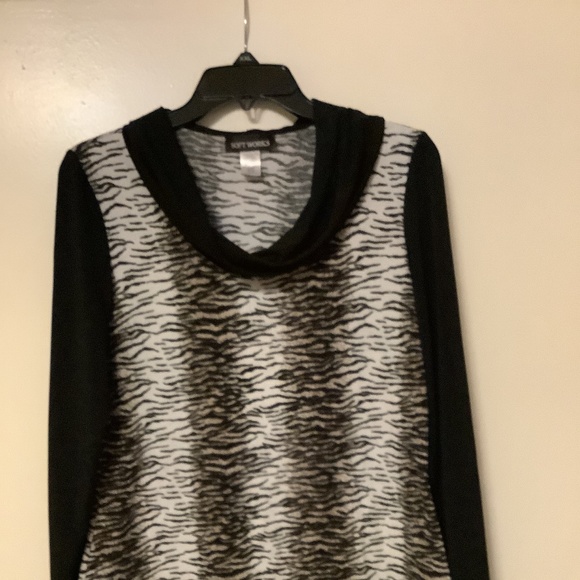Medium Women’s Sweater - Picture 1 of 3